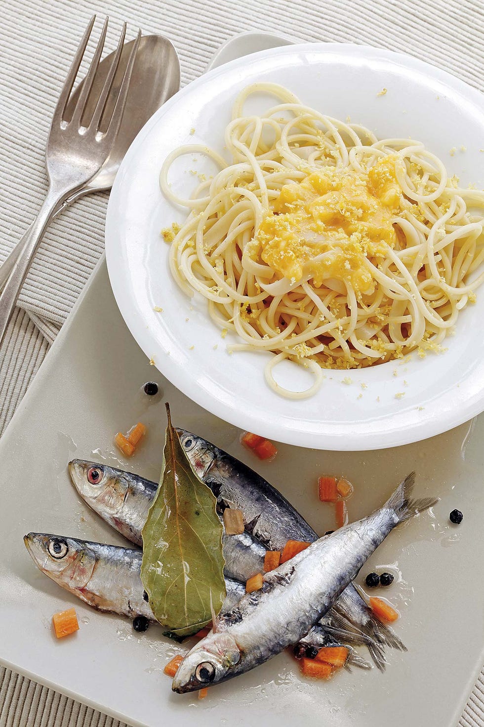 pasta de limón con sardinas escabechadas