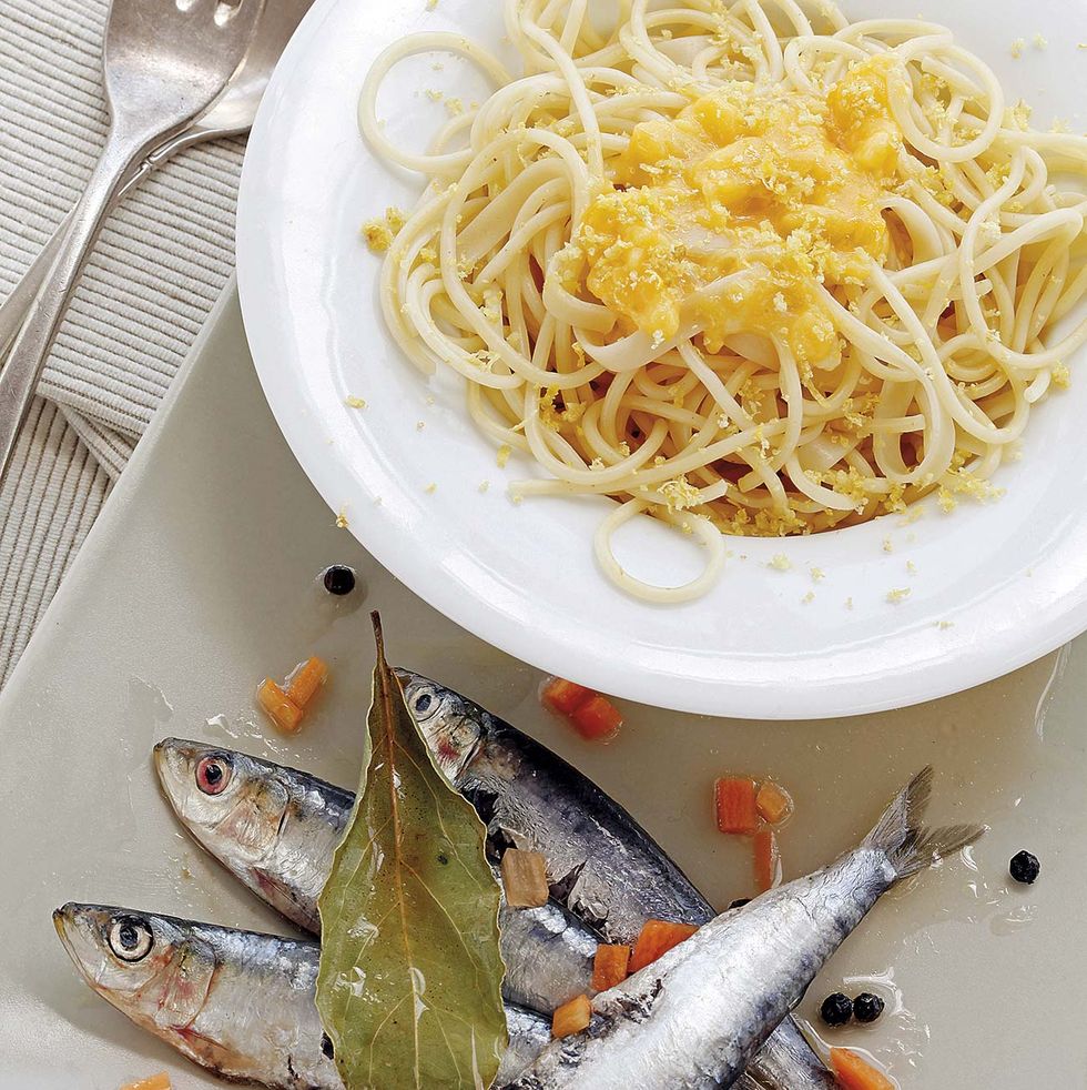 pasta de limón con sardinas escabechadas