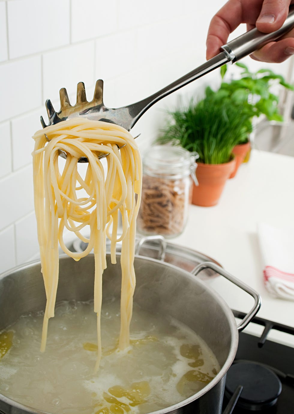 espaguetis cociéndose en agua
