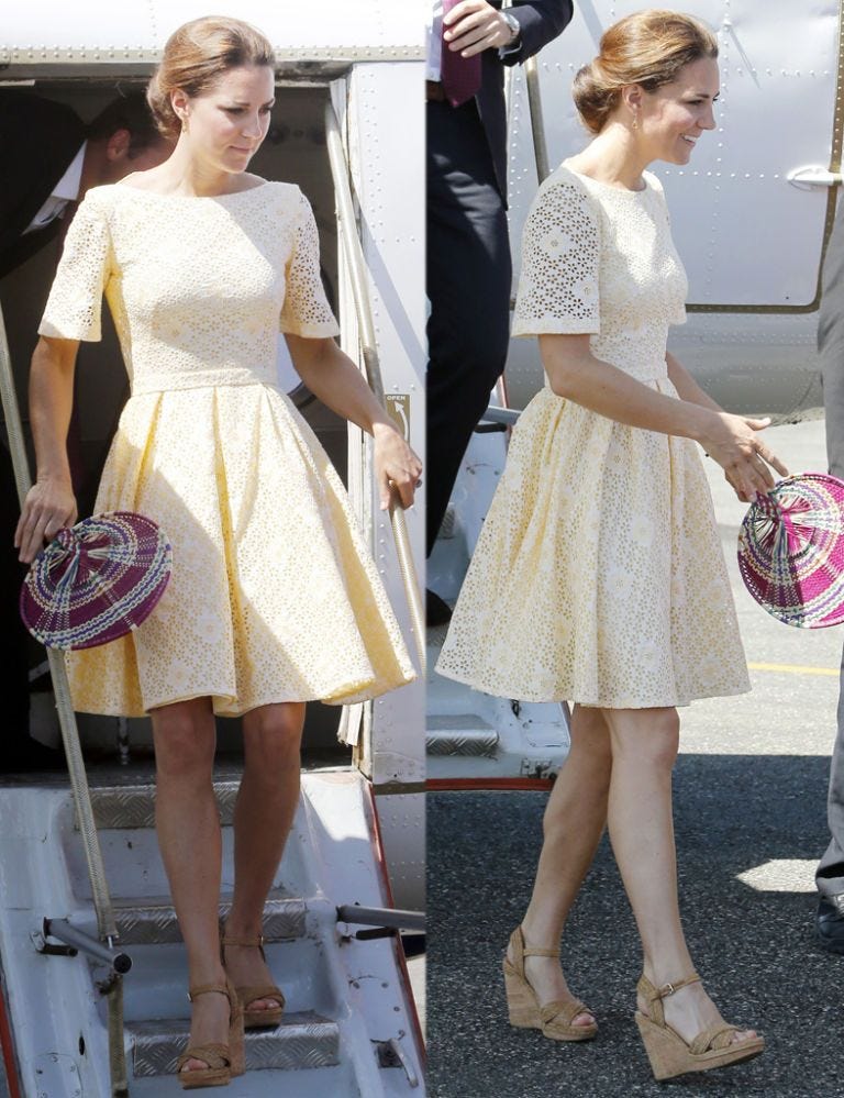 kate middleton bajando de un avion con un vestido color pastel
