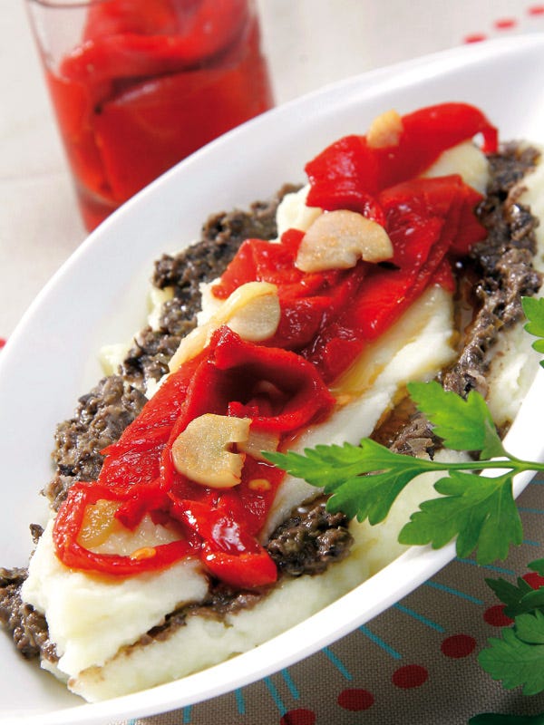 pastel de patatas con tapenade y pimientos