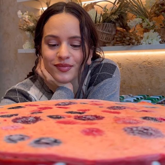 rosalía haciendo su tarta de cumpleaños en la pastelería francesa de cédric grolet