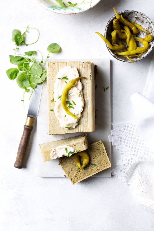 pastel verde de bonito con mayonesa de orujo y piparras