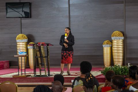 Toen pastor Liliose Kaligirwa Tayi opgroeide werd vrouwen geleerd om te zwijgen Een spirituele roeping trok Tayi naar de kerk waar ze naar een leidende positie steeg Nu moedigt Tayi vrouwen aan hun roepingen voort te zetten tijdens haar preken bij Omega Ministries