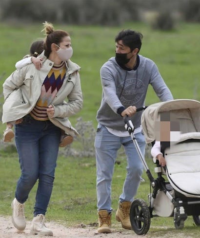 pastora pasea por el campo junto a su marido francis viñolo