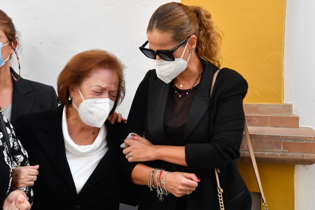pastora soler y su madre durante el funeral de su padre