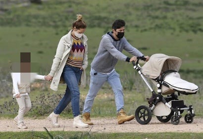 pastora pasea por el campo junto a su marido francis viñolo