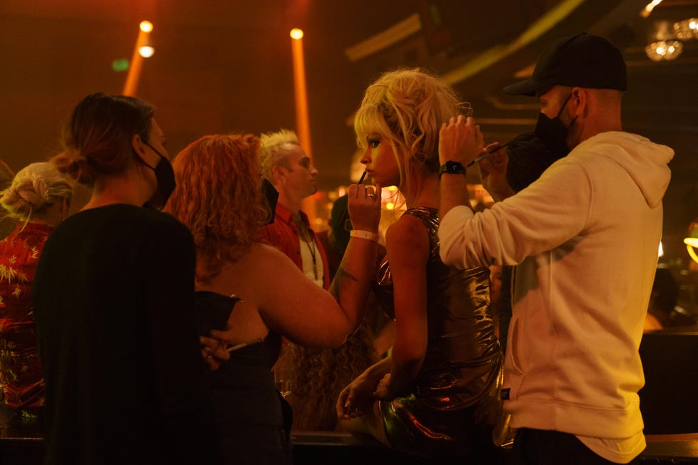 pam  tommy    “i love you, tommy”   episode 102     pamela anderson and tommy lee meet, get high and get married… all in four days angie jennifer stehlin, ace zack gold, and pam lily james, shown photo by erin simkinhulu