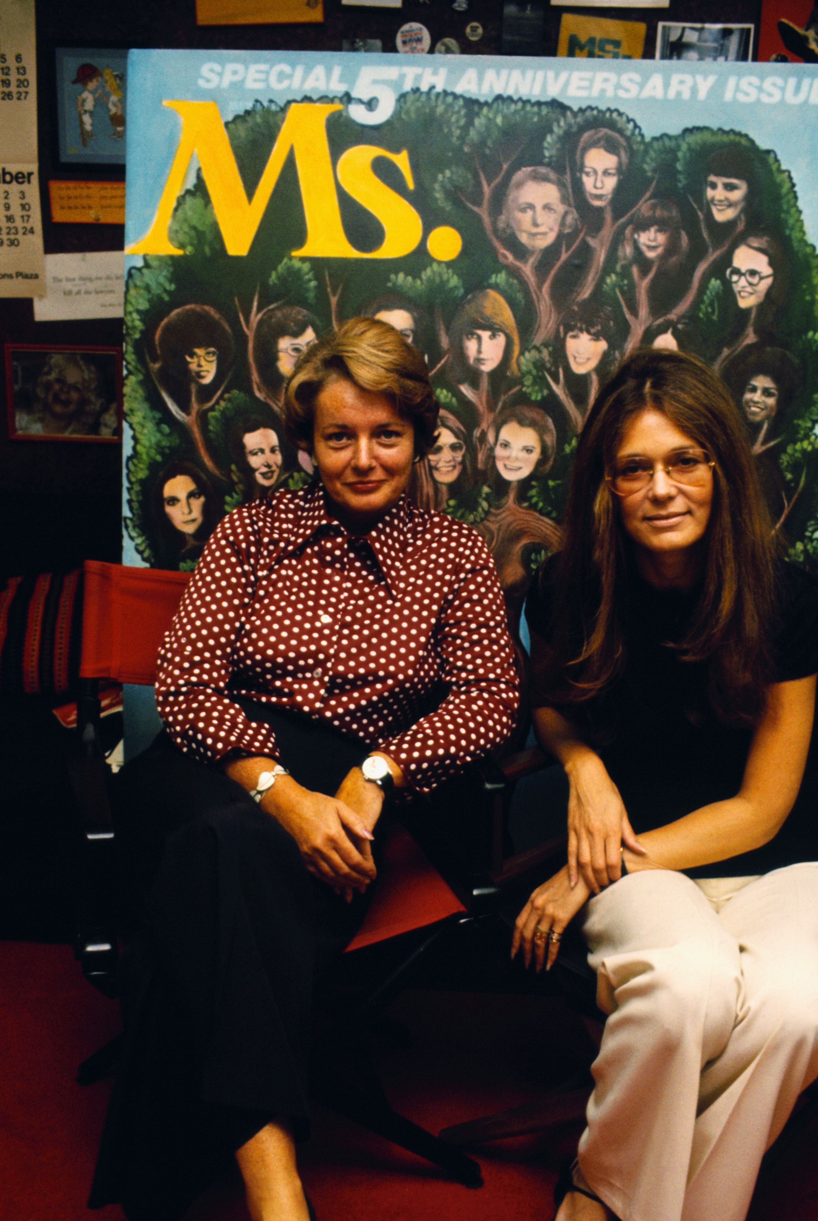 https://hips.hearstapps.com/hmg-prod/images/pat-carbine-and-gloria-steinem-seated-in-ms-magazine-office-news-photo-1587585134.jpg