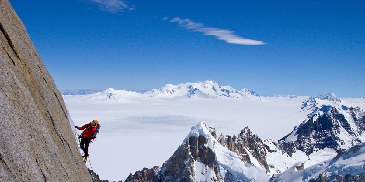 Een alpinist beklimt de noordwand van de Torre Egger in Patagoni