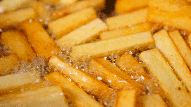 Patatas friéndose en una sartén