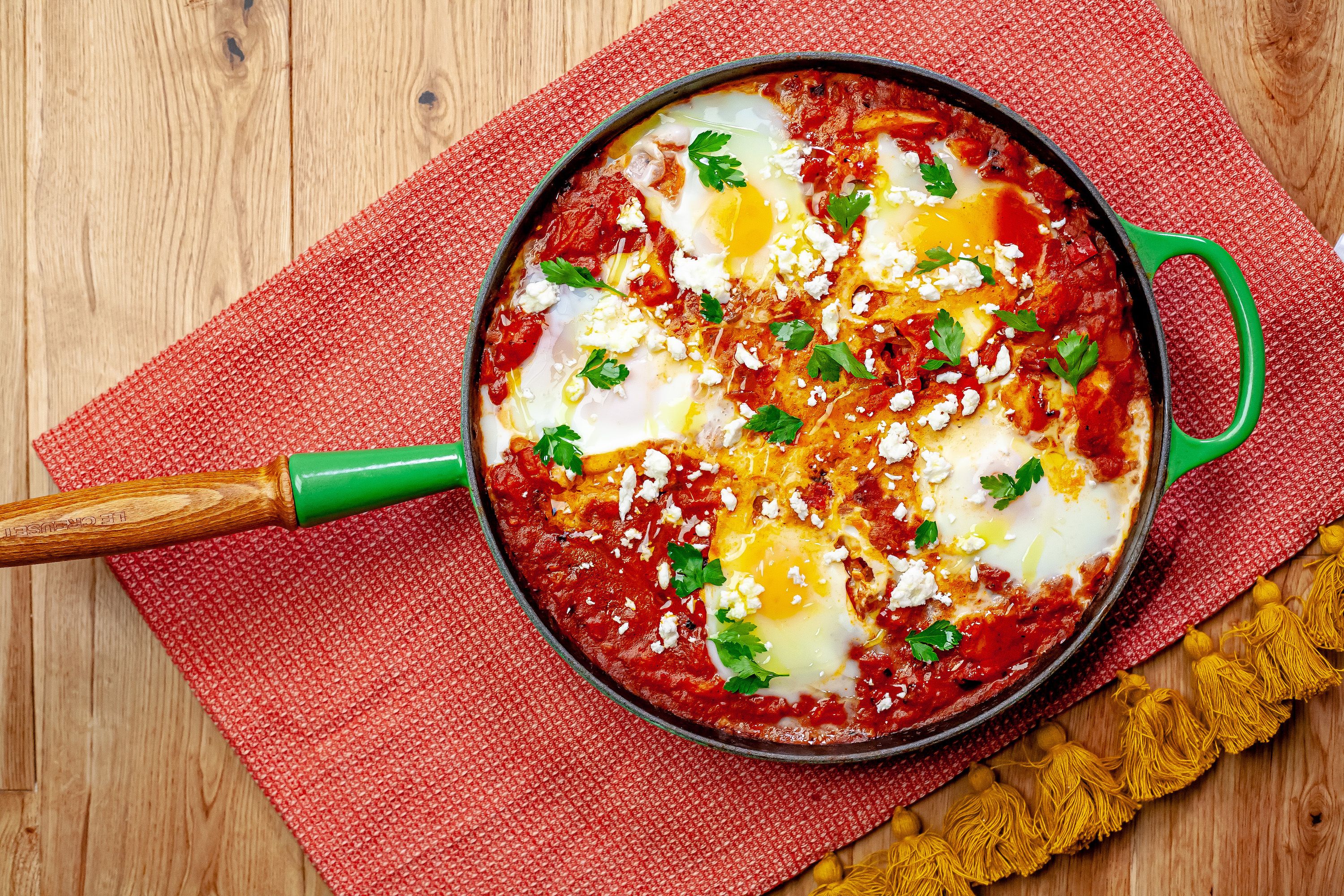 https://hips.hearstapps.com/hmg-prod/images/patatas-bravas-shakshuka-1675178222.jpeg