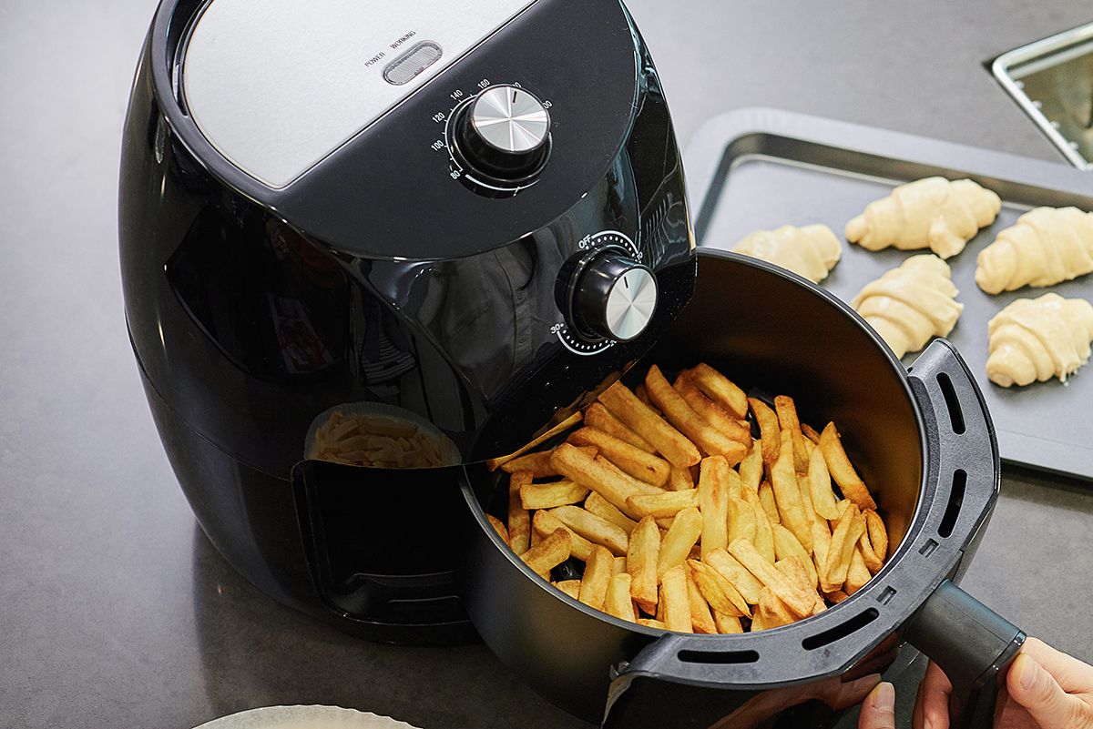 https://hips.hearstapps.com/hmg-prod/images/patatas-fritas-airfryer-elle-gourmet-6-649f236e4c7f5.jpg