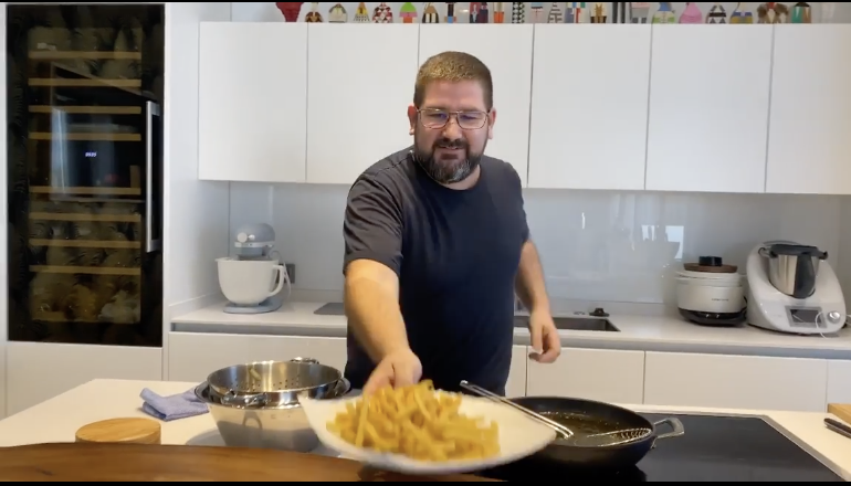 Dani García enseñando un plato de patatas fritas