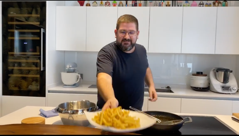 Dani García enseñando un plato de patatas fritas