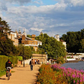 Path along river Thames in Richmond, Surrey, England path along river thames in richmond, surrey, england