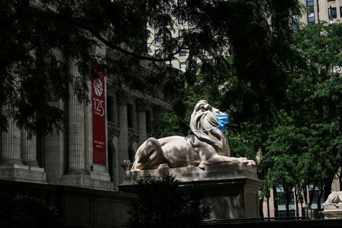 new york public library adorns lion statues with face masks