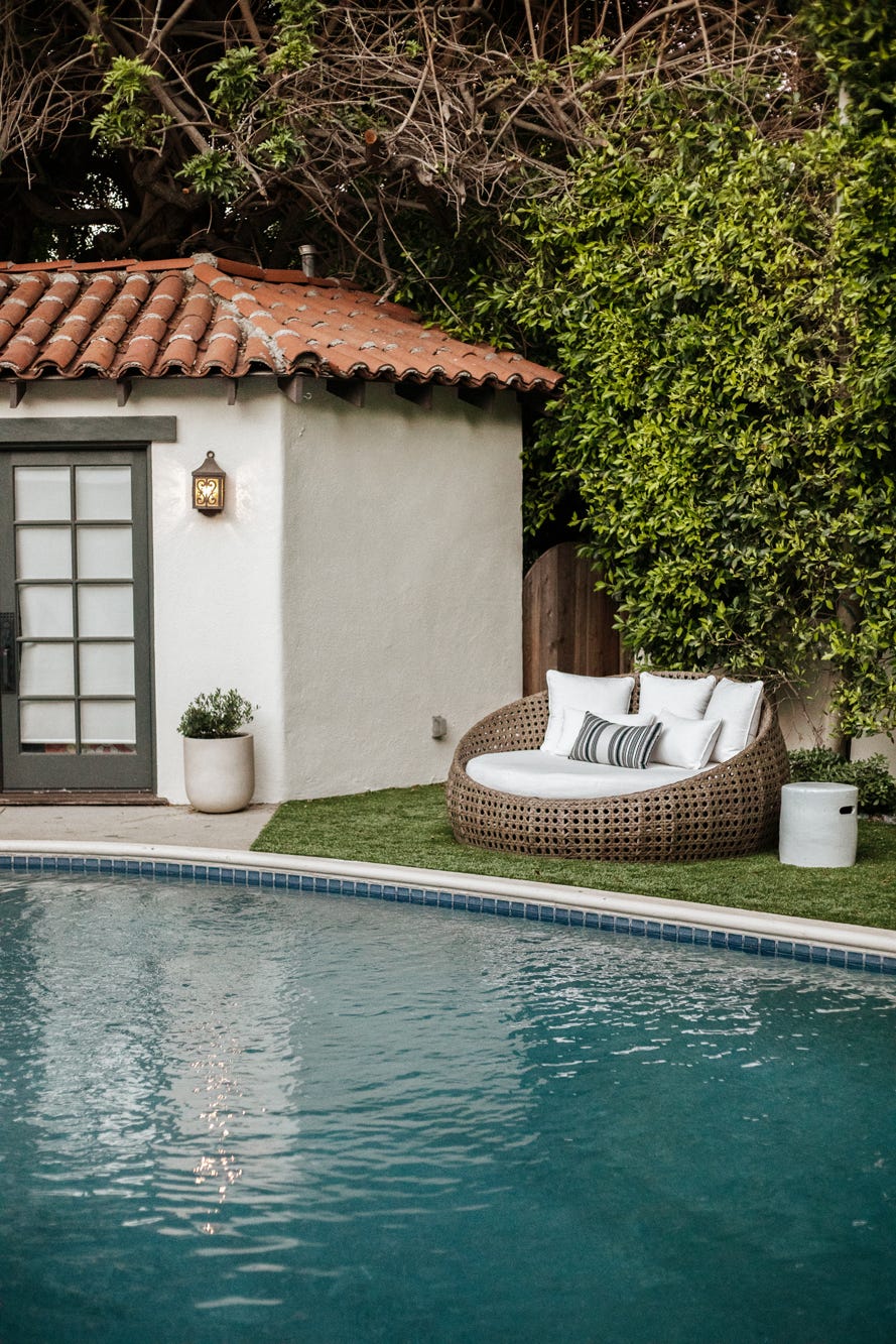 piscina y sillón de mimbre redondo