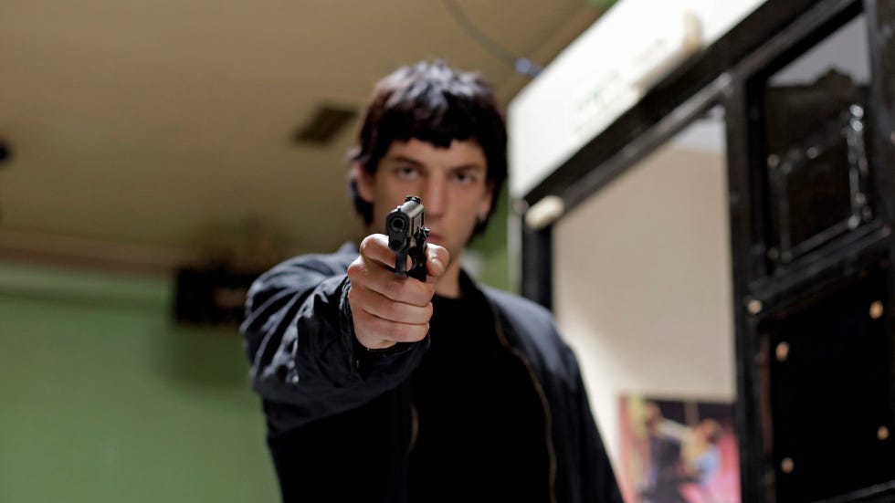 jose mari apunta con una pistola en patria