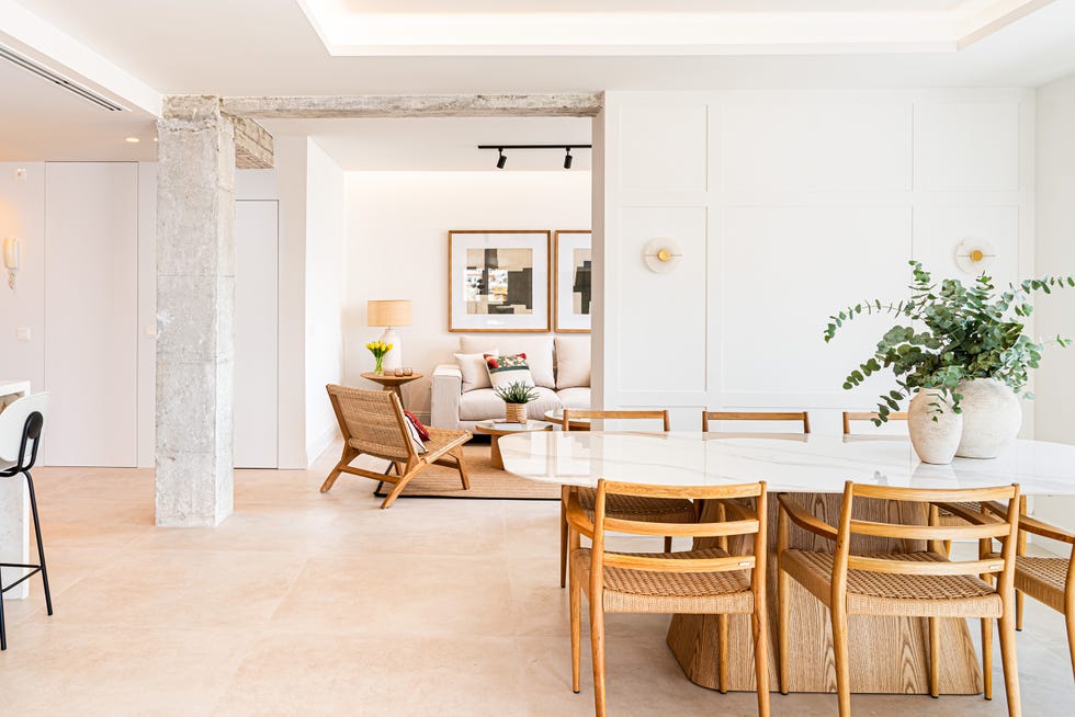 salón comedor con molduras en las paredes