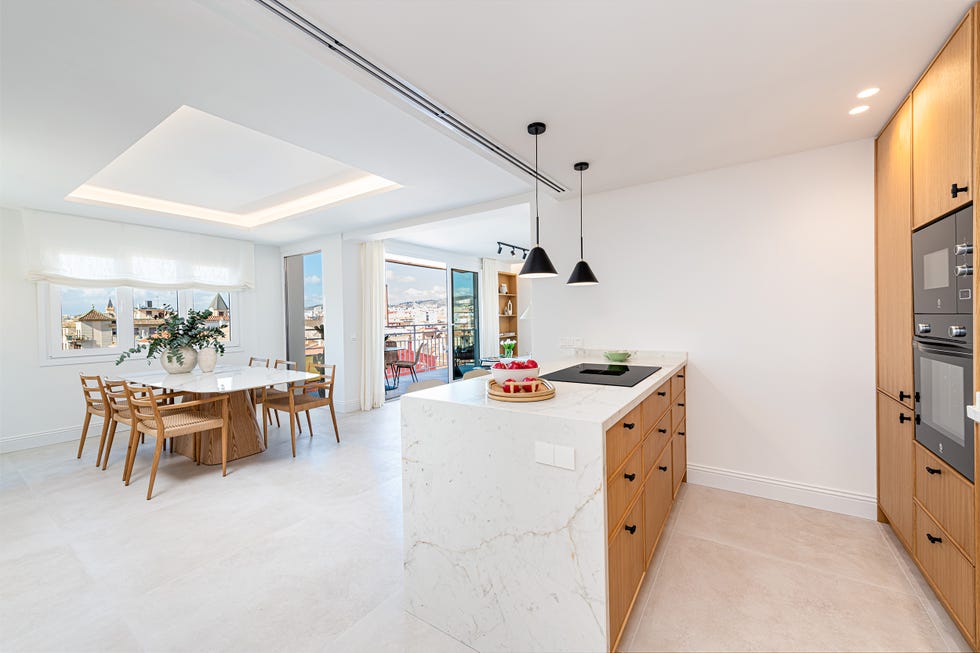 cocina con península y armarios de madera