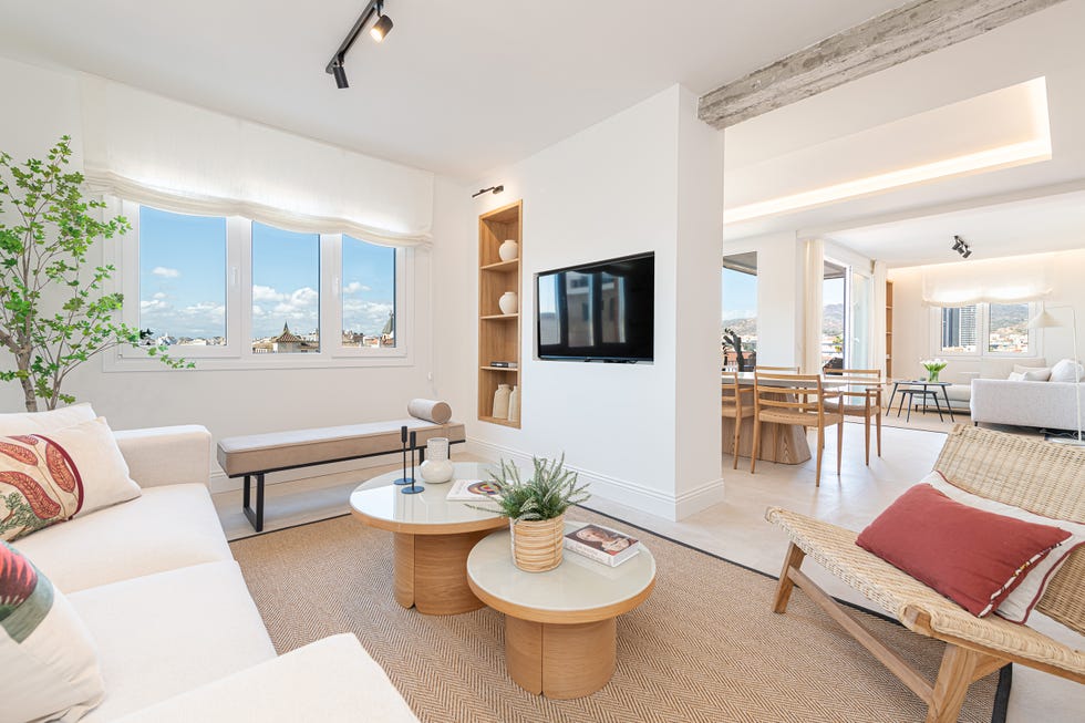 salón con hornacina y tv empotrada en un tabique