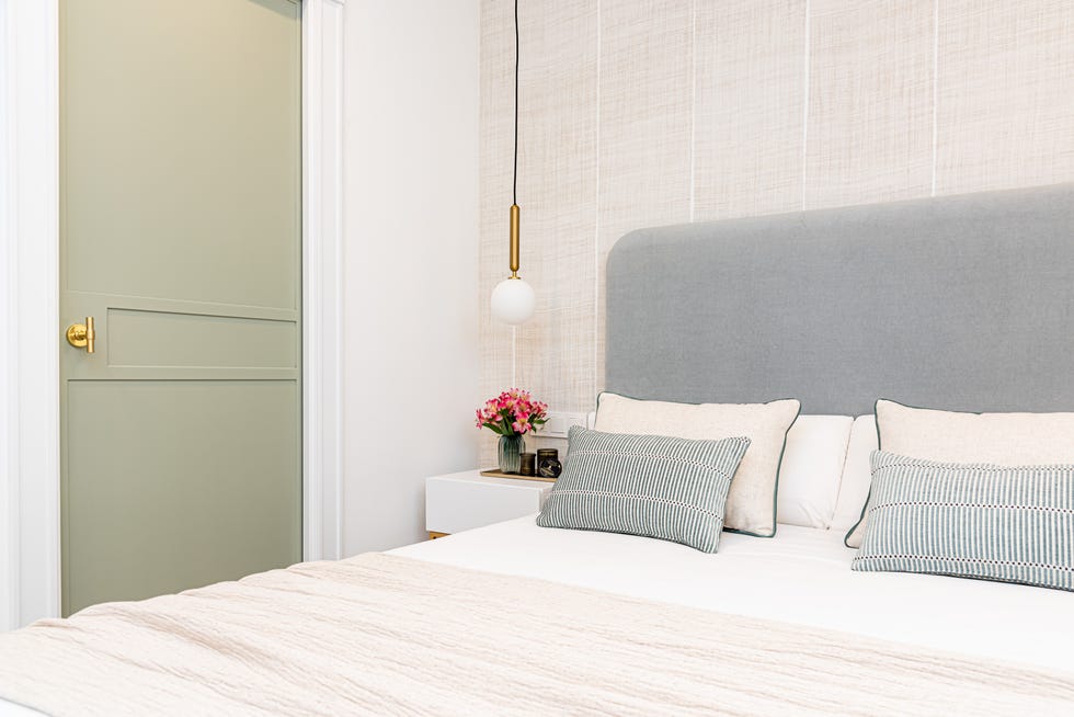 dormitorio con puerta de color verde empolvado y tirador dorado