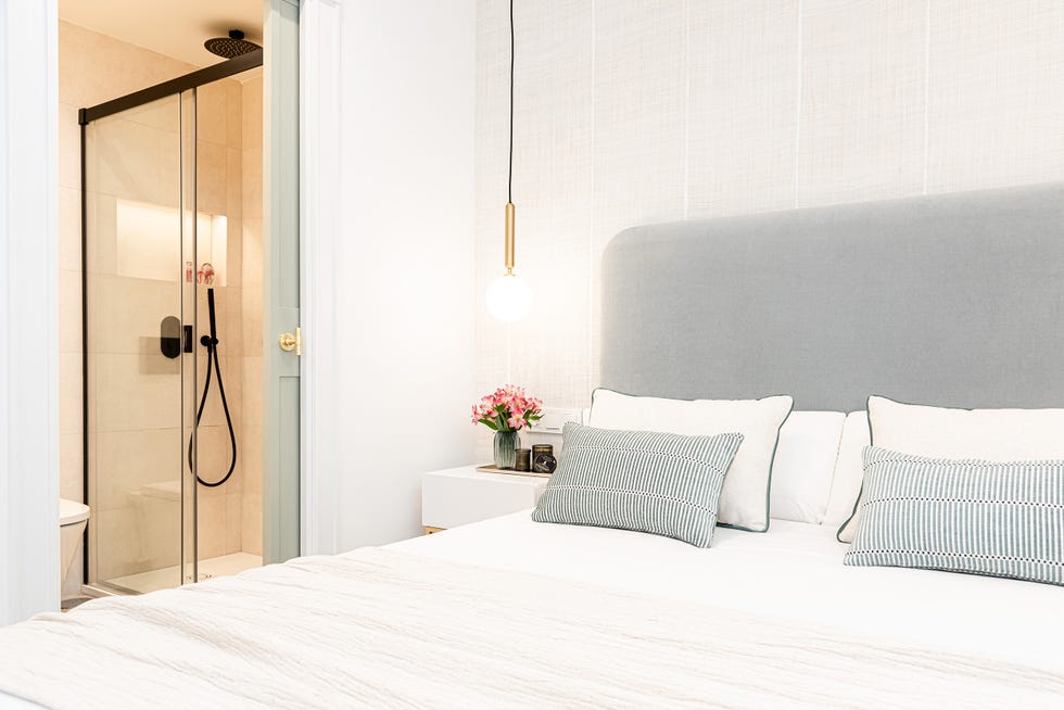 dormitorio con baño en suite
