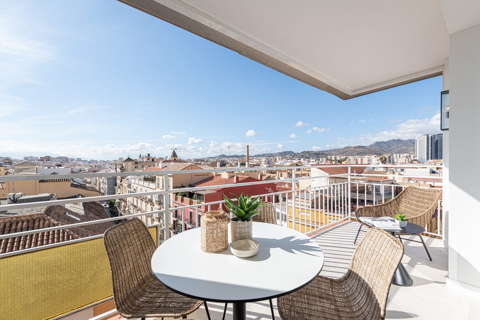 terraza con sillas de fibras