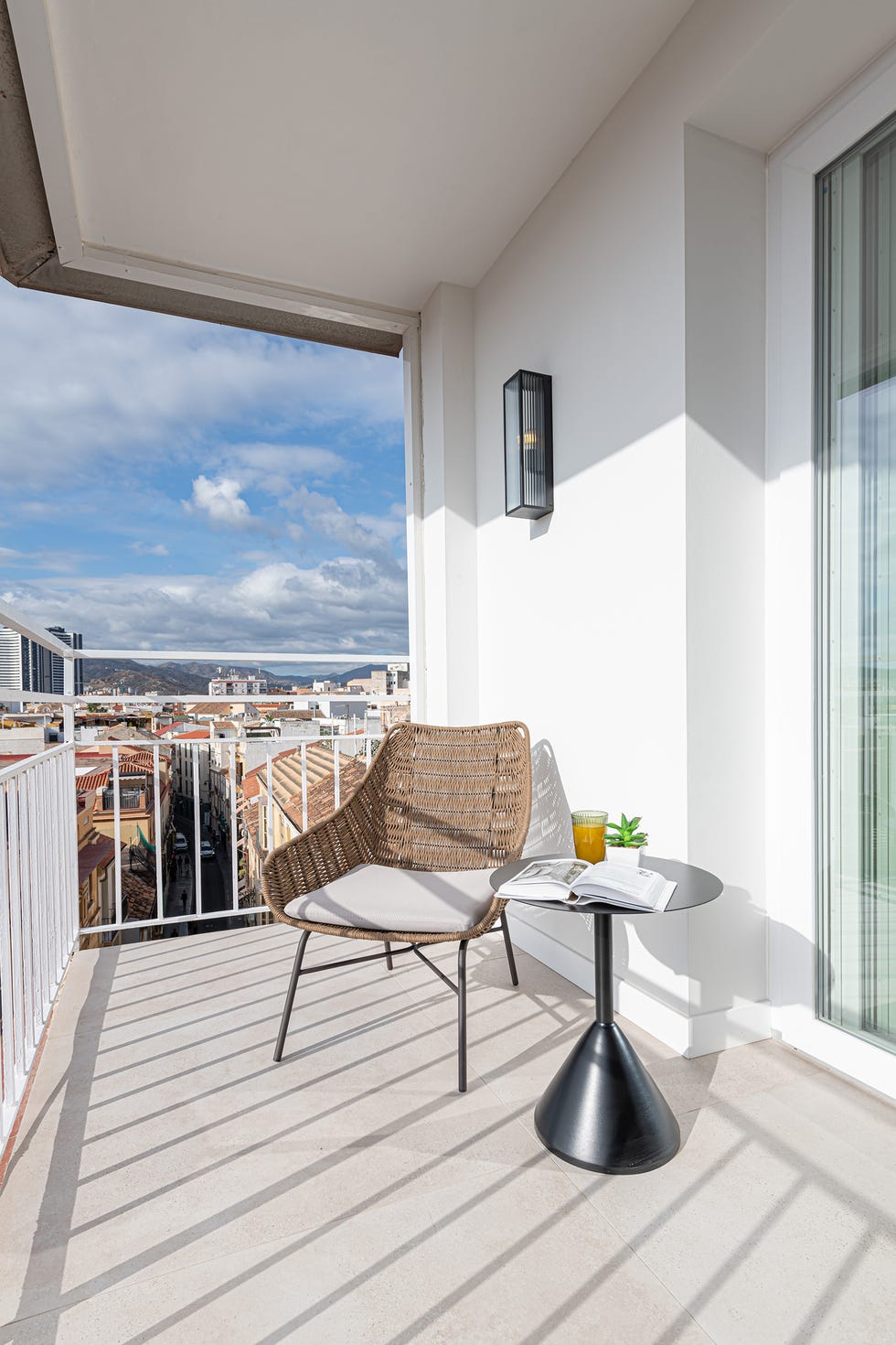 terraza con silla de fibras y mesa auxiliar redonda negra