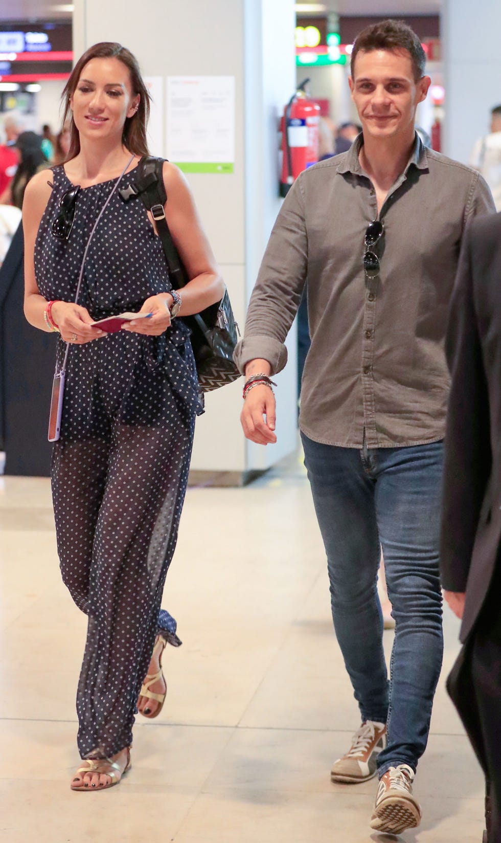 la periodista y el presentador en el aeropuerto de madrid