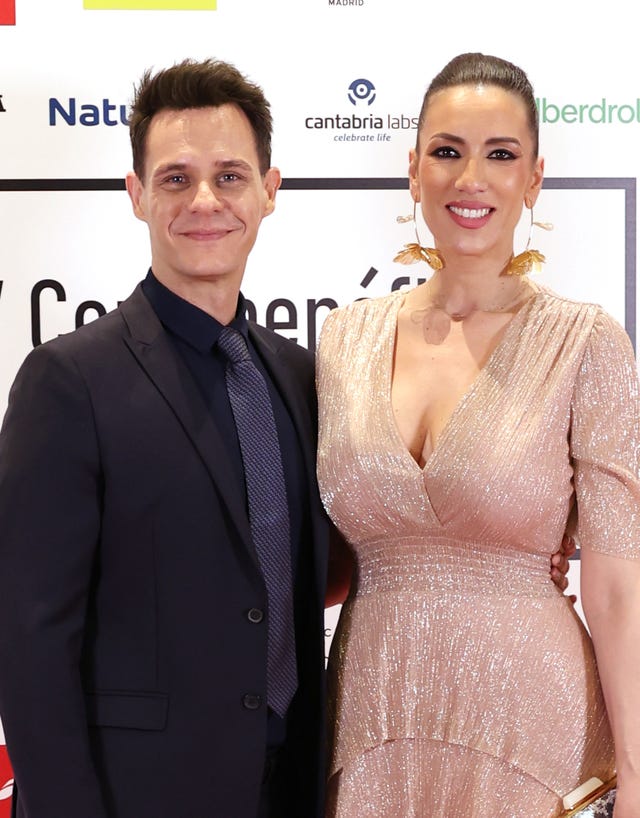 christian galvez y patricia pardo posan juntos y abrazados en un photocall