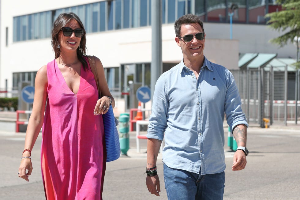 la pareja, que espera su primer hijo en comun, a su salida de mediaset