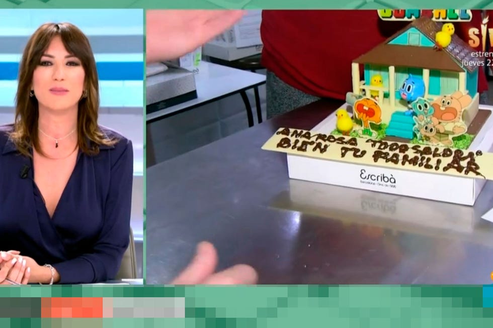patricia pardo y el detalle del equipo de ar con su 'jefa'