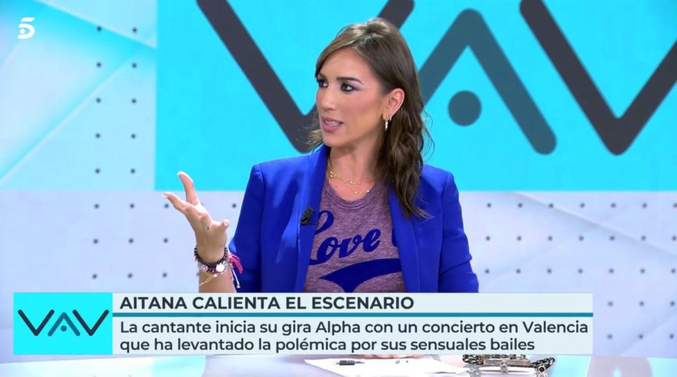 la presentadora de telecinco, con americana azul en su plato, critica a la cantante aitana