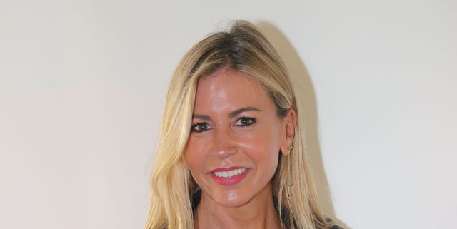 Patricia Cerezo hace el Camino de Santiago en buena compañía la ex de ramón gacía, con jersey negro y cazadora de cuero