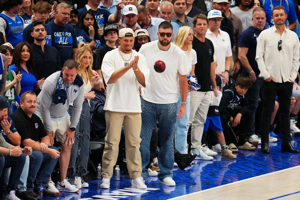 Travis Kelce Looks Shocked as He’s Booed at the NBA Playoffs, While Everyone Cheers for Patrick Mahomes