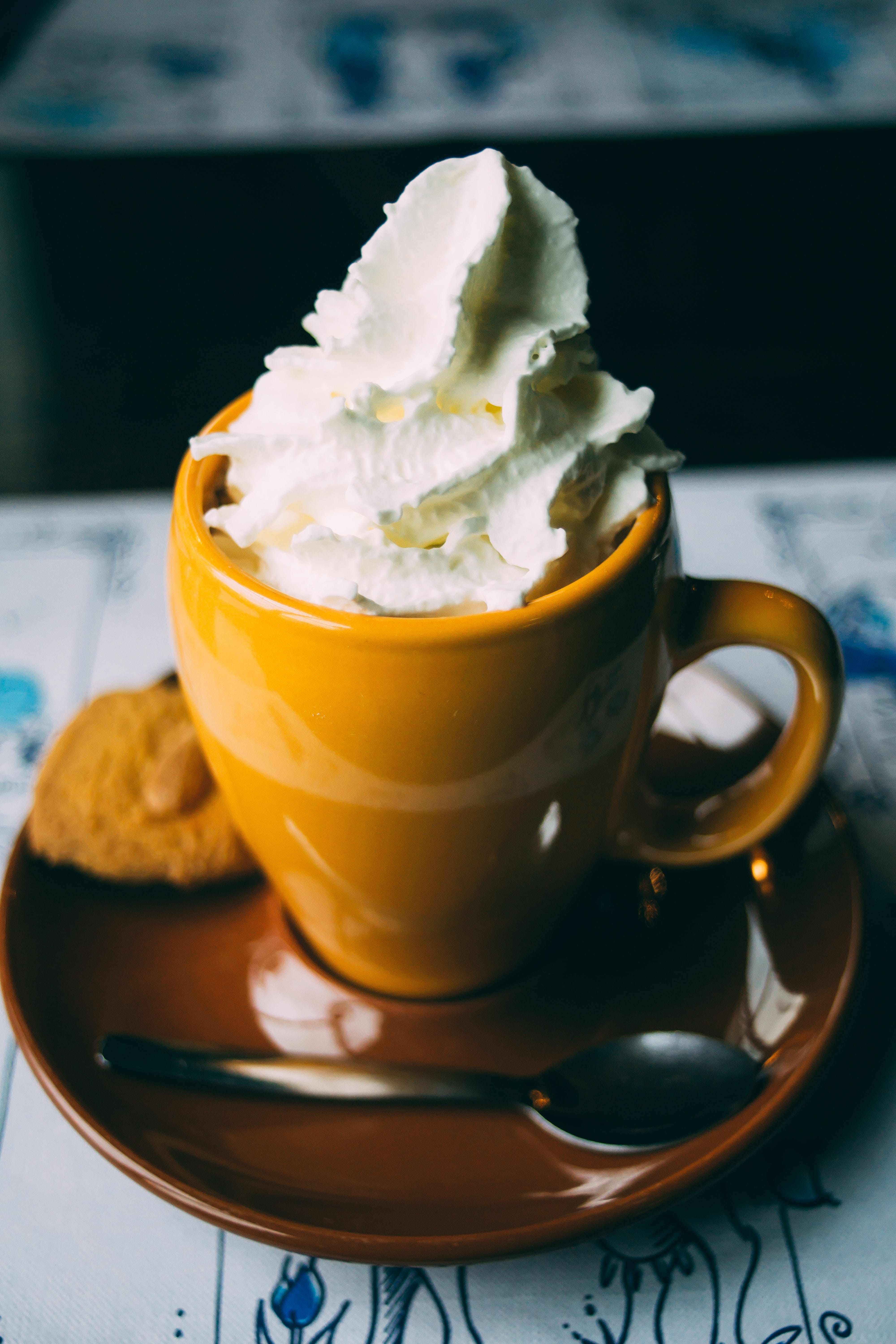 Cioccolata calda bianca: la ricetta per farla densa e cremosa