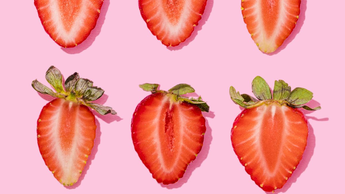 https://hips.hearstapps.com/hmg-prod/images/pattern-of-rows-of-fresh-halved-strawberries-lying-royalty-free-image-1663609925.jpg?crop=1xw:0.46039xh;center,top&resize=1200:*