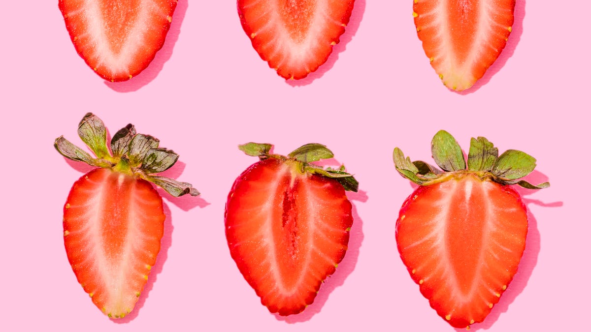 https://hips.hearstapps.com/hmg-prod/images/pattern-of-rows-of-fresh-halved-strawberries-lying-royalty-free-image-1663609925.jpg?crop=1xw:0.46039xh;center,top&resize=1200:*