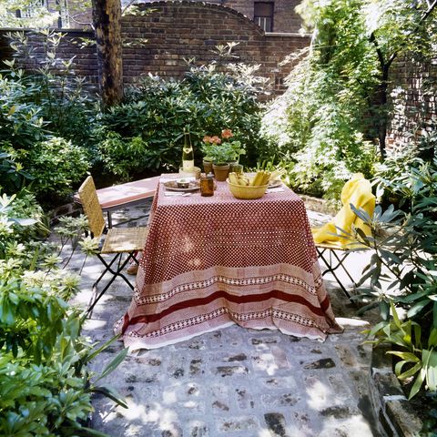 patterned tablecloth de la renta veranda