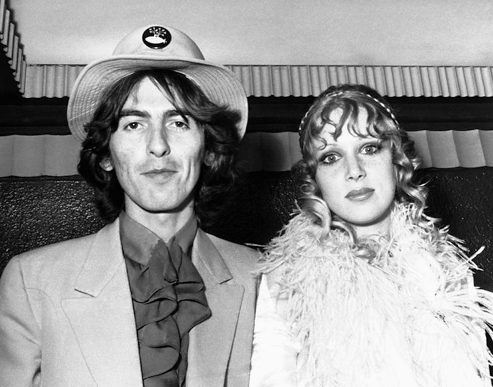 george harrison e patti boyd harrison durante una serata a londra, lei indossa una giacca con il pelo lui un cappello