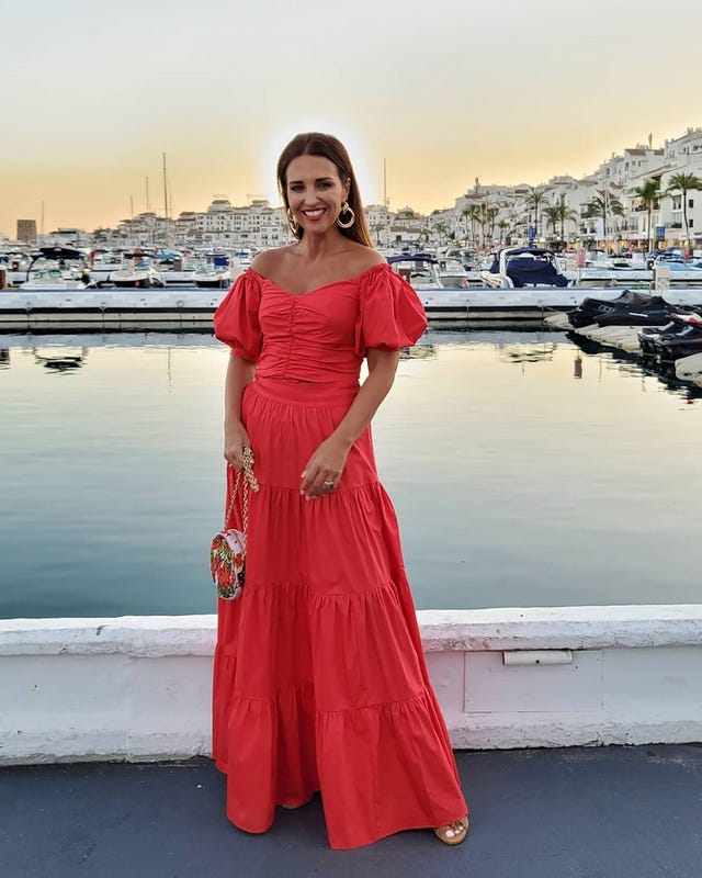 paula echevarría con un vestido rojo