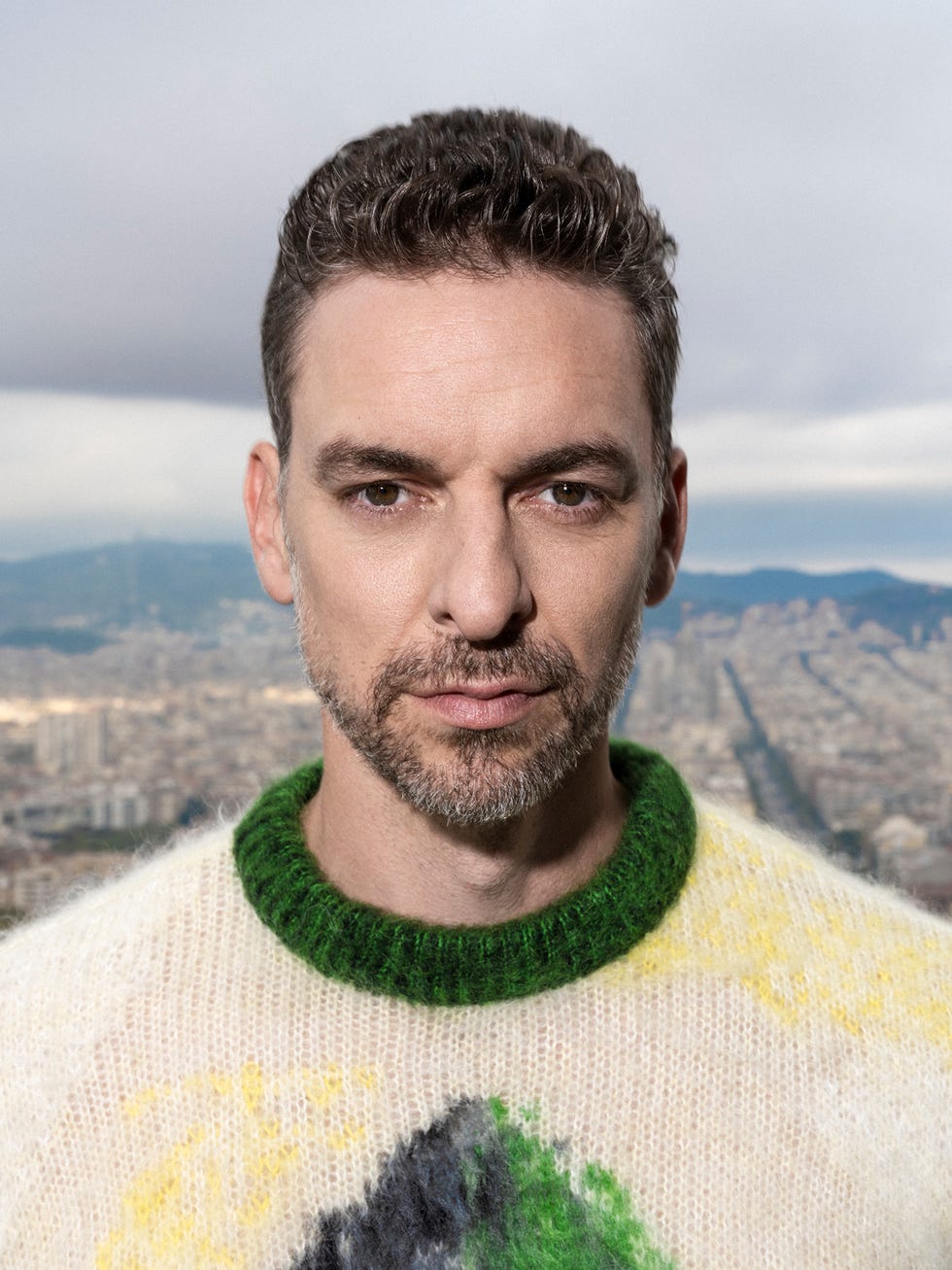 pau gasol posa para esquire en barcelona con un jersey de dior