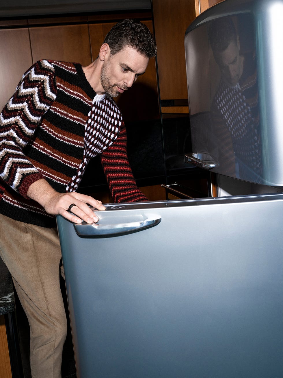 pau gasol en su casa de barcelona para esquire