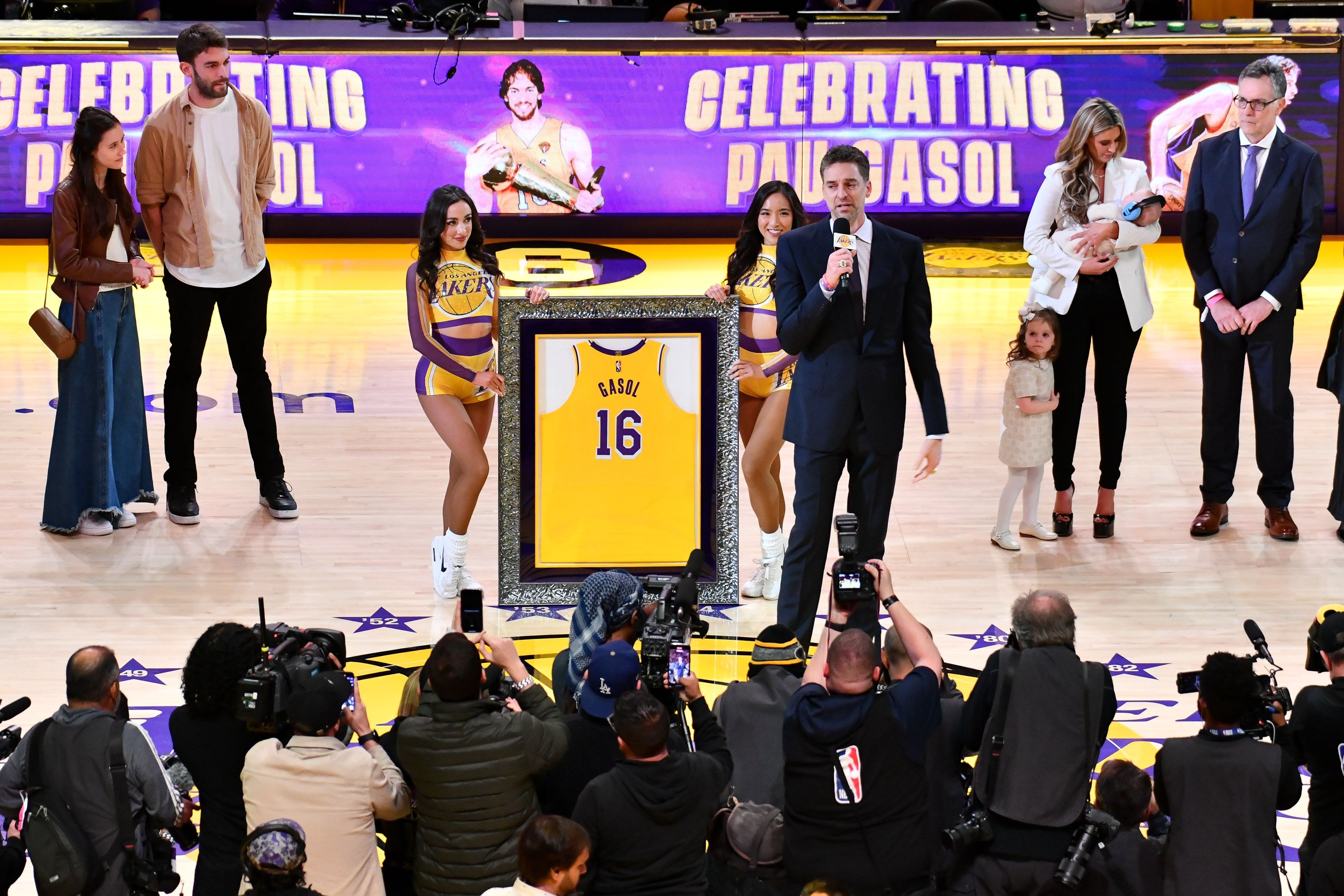 Pau Gasol, en la ceremonia de retirada del 16 de los Lakers