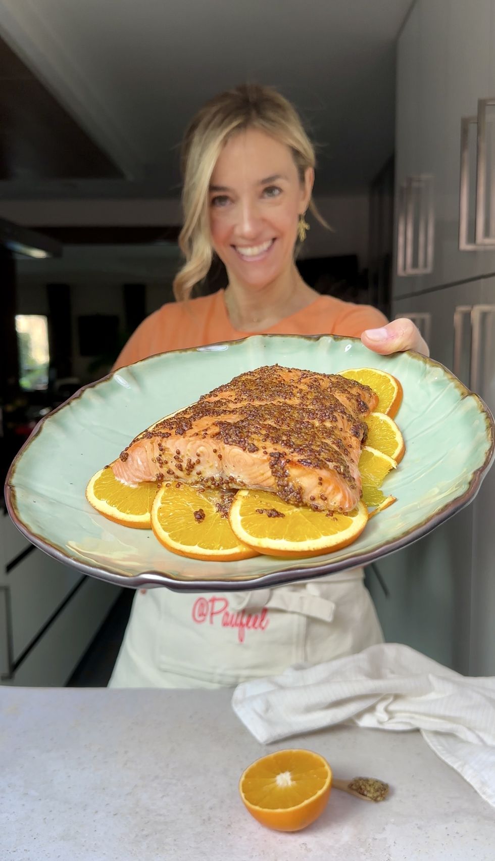paula monreal, creadora de la cuenta de instagram paufeel con un plato de salmón