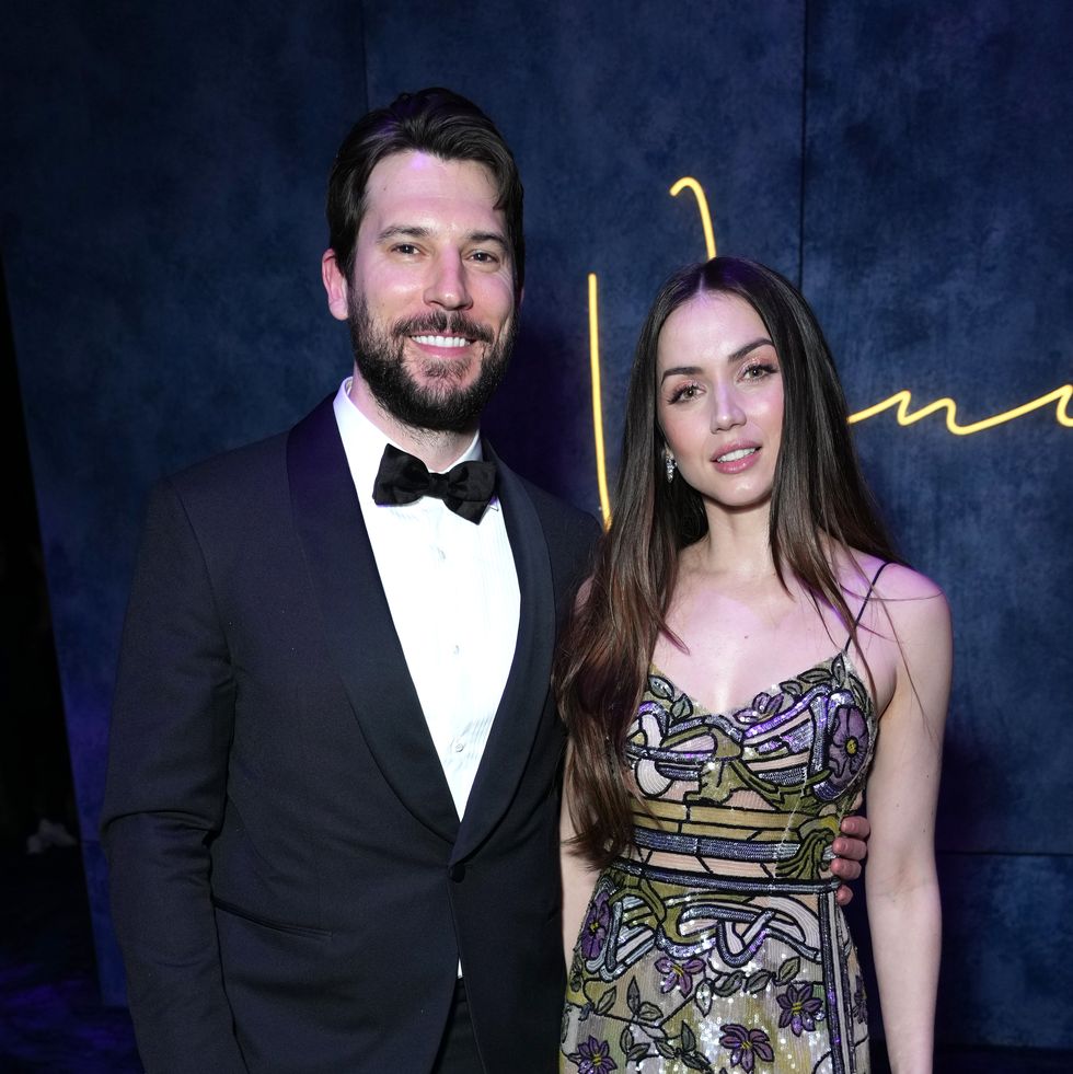 Paul Boukadakis y Ana de Armas asisten a la fiesta de los Oscar de Vanity Fair 2023, organizada por Radhika Jones en el Centro Wallis Annenberg para las Artes Escénicas, el 12 de marzo de 2023.