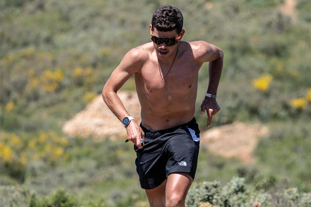 el ultrarunner pau capell corriendo con el reloj suunto 9 peak