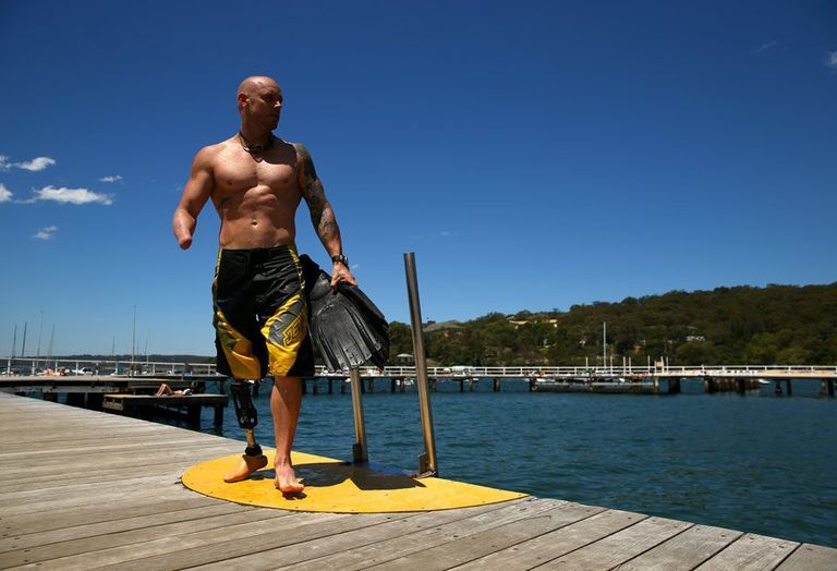 Water, Barechested, Statue, Dock, Muscle, Vacation, Recreation, Stand up paddle surfing, Summer, Leisure, 